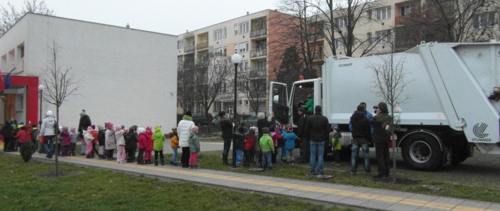 Ki ne szeretne kukásautó sofőr lenni 4 évesen?